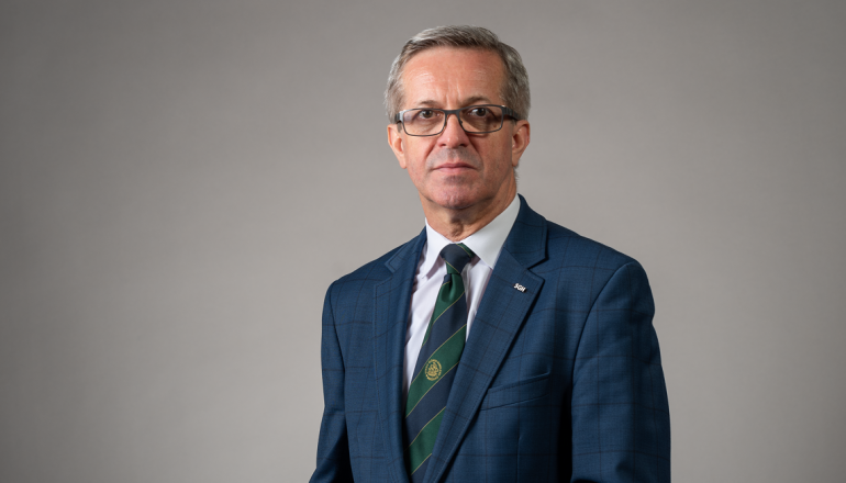 zdjęcie mężczyzny w garniturze