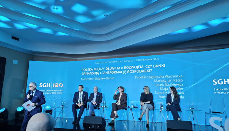 zdjęcie rozmawiających panelistów 