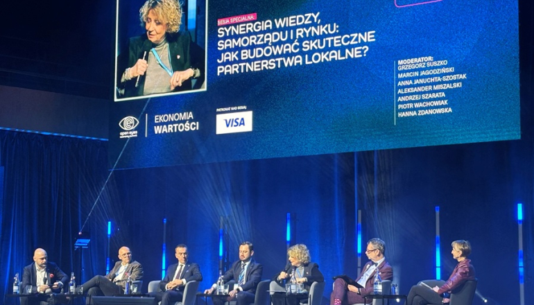 kilka osób rozmawia na konferencji