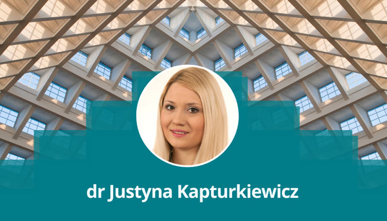 głowa kobiety na tle dachu auli spadochronowej z napisem dr Justyna Kapturkiewicz