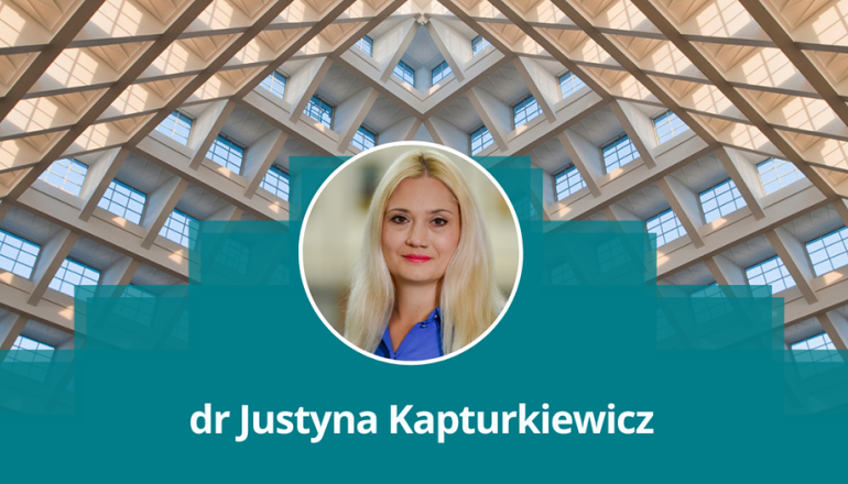 głowa kobiety na tle dachu auli spadochronowej z napisem dr Justyna Kapturkiewicz