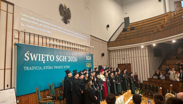 doktorzy i doktorzy habilitowani podrzucają w górę birety podczas uroczystości na uczelni