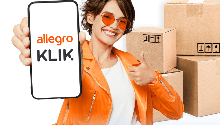 kobieta pokazująca telefon komórkowy, z tyłu paczki