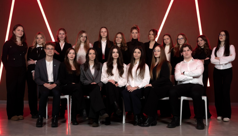 duża grupa młodych kobiet na zdjęciu