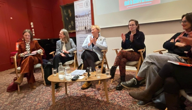 kilka kobiet dyskutuje na panelu