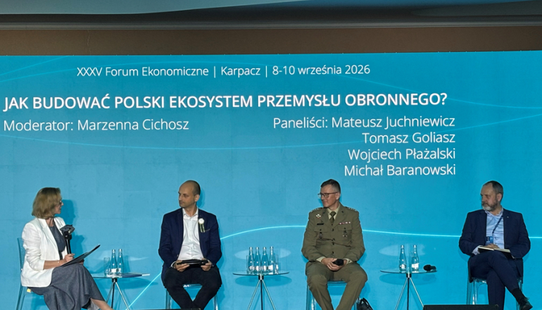 czworo rozmówców na panelu