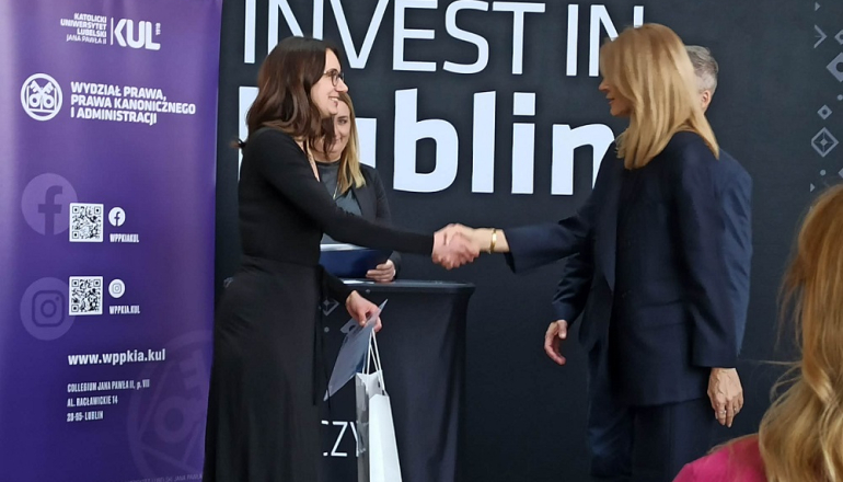 na zdjęciu laureatka przyjmuje gratulacje