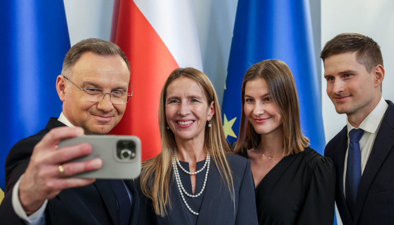 na zdjęciu prezydent Andrzej Duda, prof. Małgorzata Pawłowska oraz kobieta i  mężczyzna
