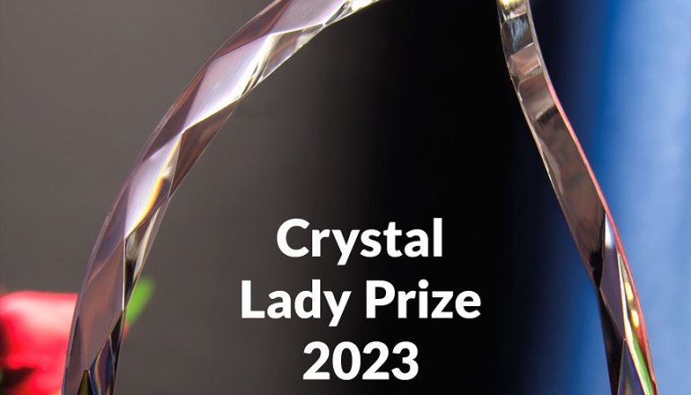 przezroczysta statuetka w kształcie liścia z napisem: Crystal Lady prize 2023 Małgorzata Zaleska