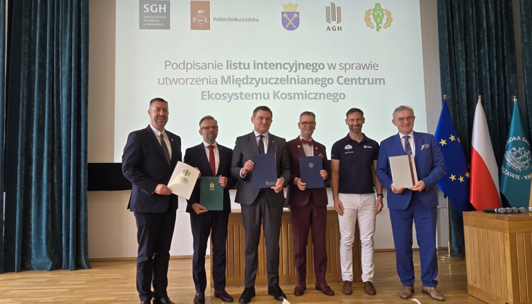 pięciu mężczyzn po podpisaniu dokumentu, w tle slajd z napisem