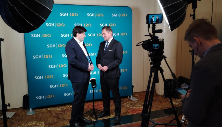 dwóch mężczyzn w studio nagrań