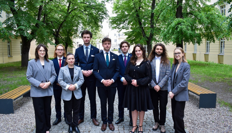 zdjęcie młodych ludzi w parku