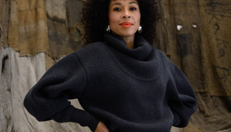 kobieta na tle brązowej ściany