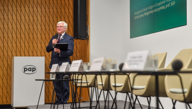 mężczyzna przemawia na konferencji prasowej