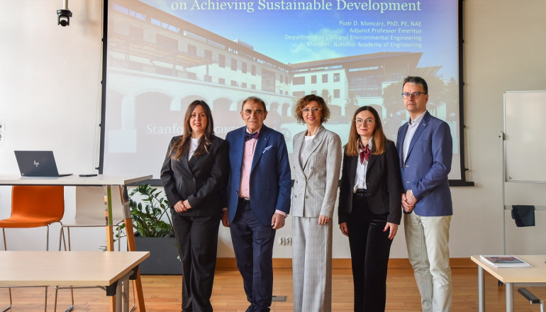 kilka osób uczestników seminarium pozuje do zdjęcia