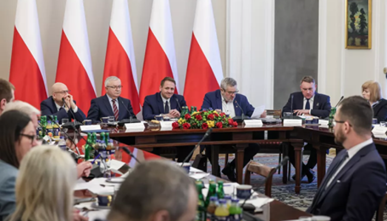 kilka osób dyskutuje na posiedzeniu