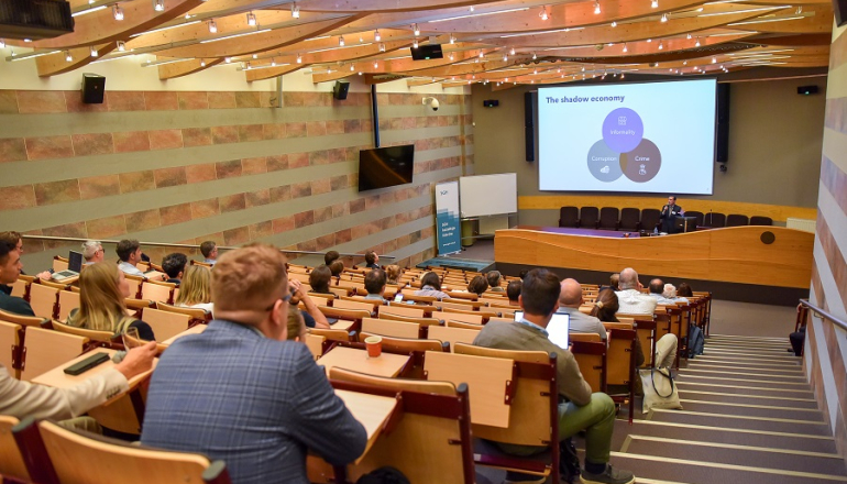 aula wypełniona uczestnikami konferencji
