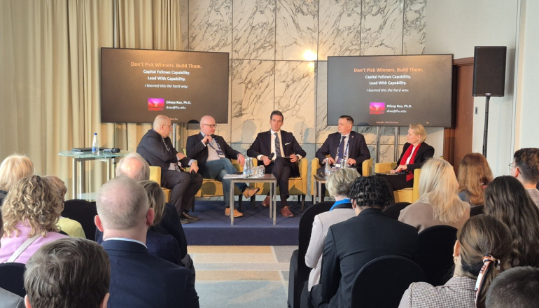 zdjęcie romawiających panelistów na konferencji