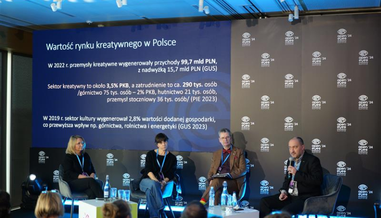 kilka osób dyskutuje podczas panelu na konferencji