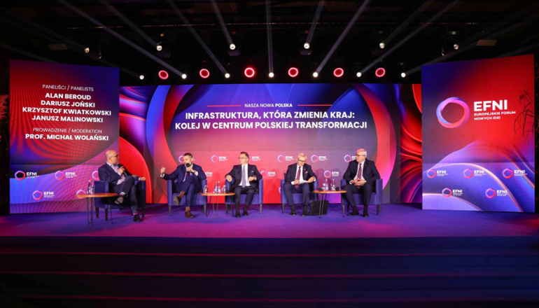 kilku mężczyzn rozmawia na panelu