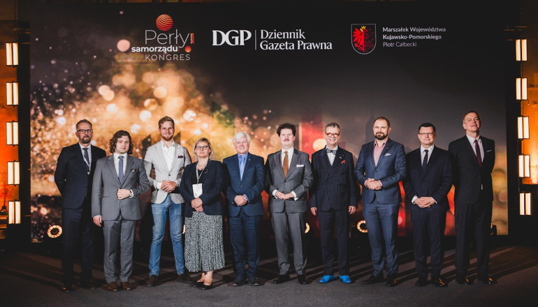 grupa osób-uczestników kongresu pozuje do zdjęcia
