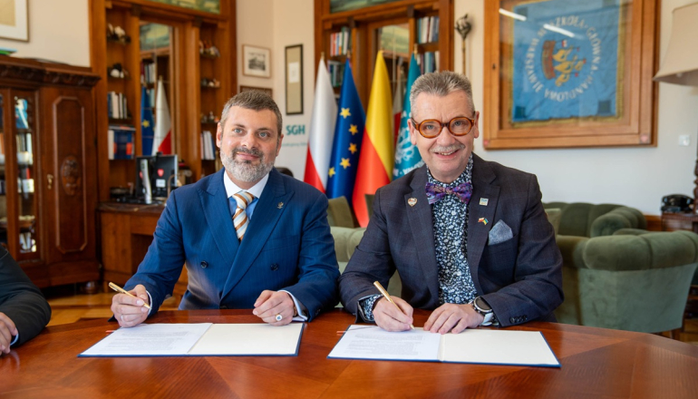 dwóch mężczyzn podpisuje umowę w gabinecie