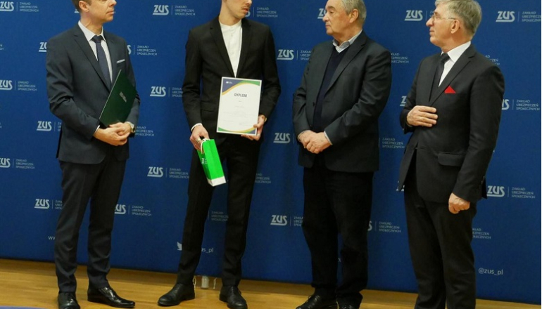 czterech mężczyzn stoi na tle ścianki ZUS
