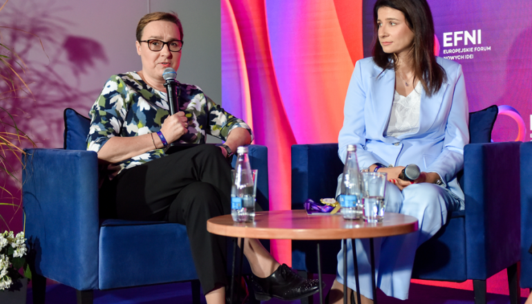 dwie kobiety rozmawiają na panelu