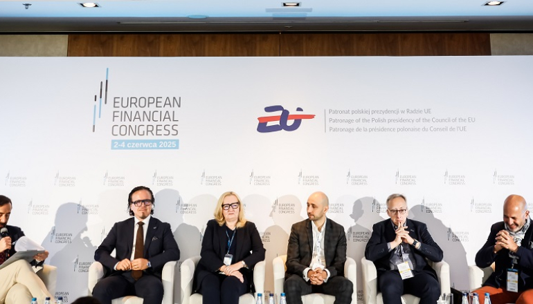 sześcioro panelistów rozmawia na konferencji