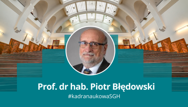 Na grafice prof. Piotr Błędowski na tle auli A