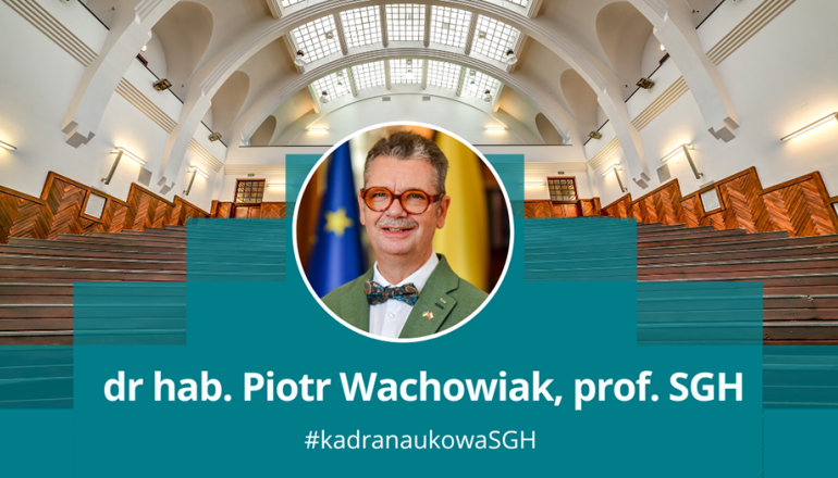 na tle auli A prof. Piotr Wachowiak