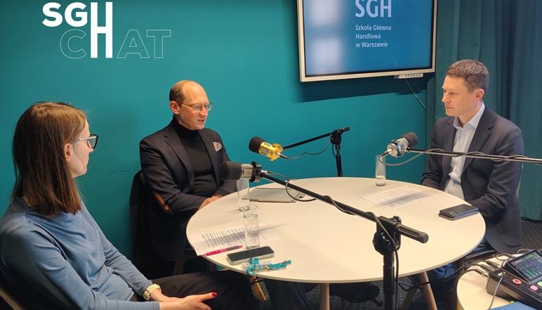 2 mężczyzn i 1 kobieta siedzący przy stole z mikrofonami