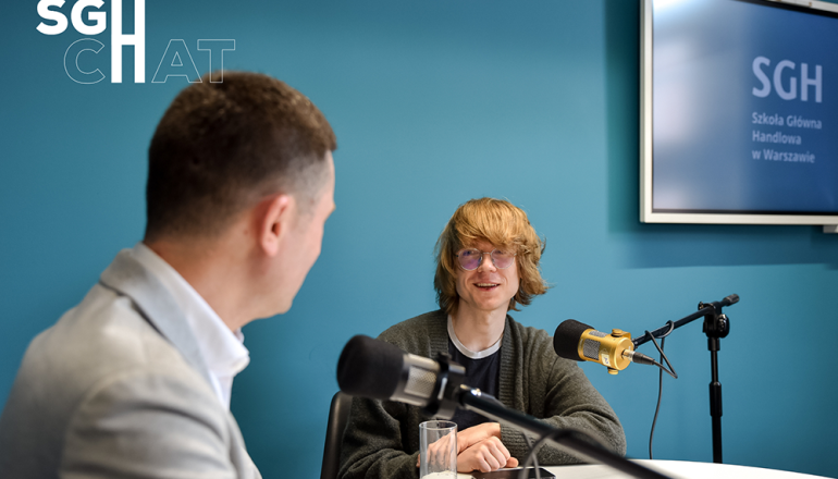 na zdjęciu dwóch panów przy mikrofonach