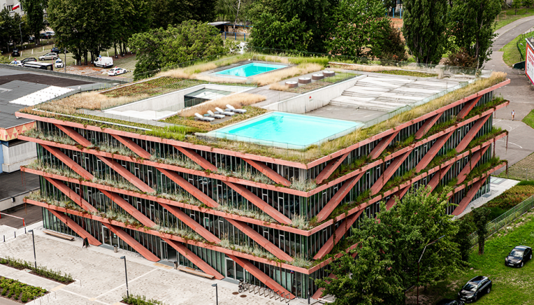 Projekt dwóch basenów na dachu nowoczesnego budynku