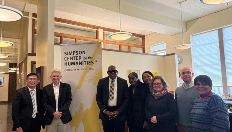 delegacja naukowców pozuje do zdjęcia