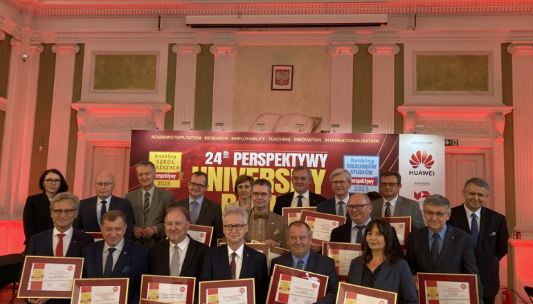 a group of people holding their framed diplomas after the 2023 Perspektywy ranking was announced