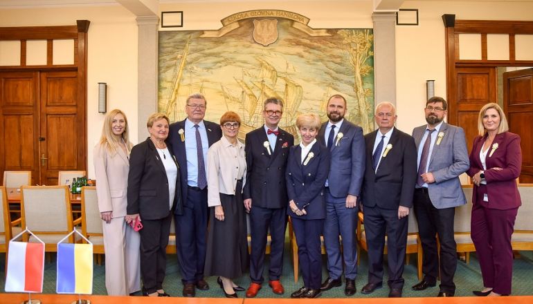 grupa osób w Sali Senatu SGH