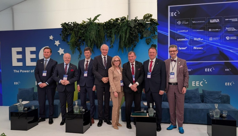 kilkoro rektorów pozuje do zdjęcia grupowego na scenie podczas konferencji