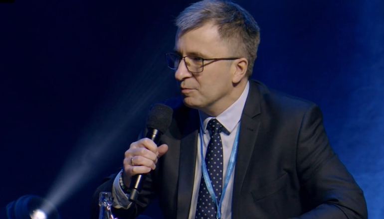 mężczyzna mówi do mikrofonu