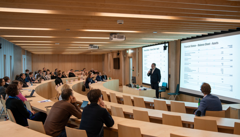 aula wypełniona publicznością i prelegent trzymający mikrofon. Fot. Paweł Gołębiowski, SGH