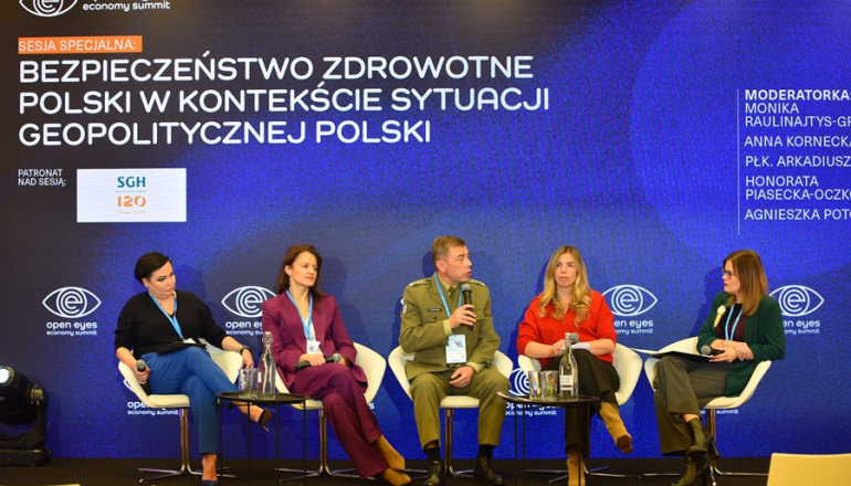 pięć osób dyskutuje na panelu