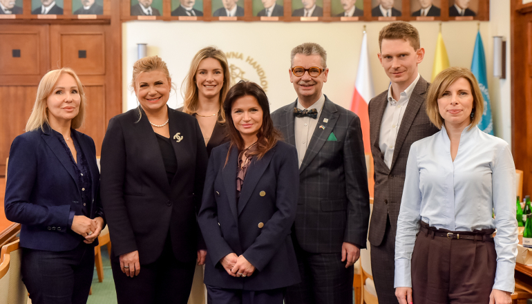 zdjęcie grupowe w sali konferencyjnej