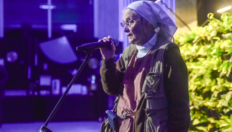 siostra zakonna mówi do mikrofonu