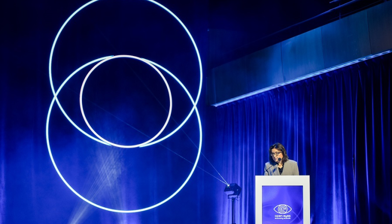 kobieta przemawia na scenie zza mównicy