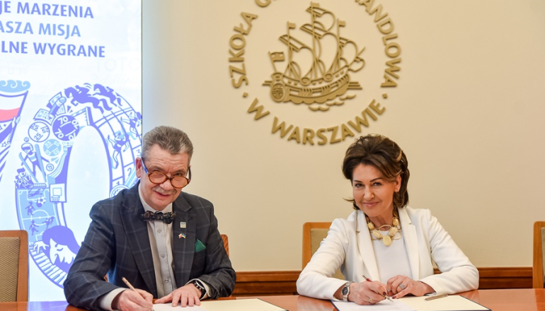 kobieta i mężczyzna podpisują dokumenty