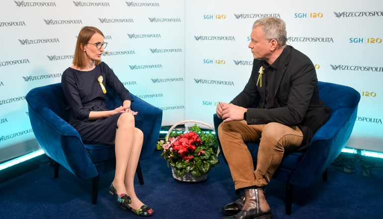 kobieta i mężczyzna rozmawiają w studiu kongresowym