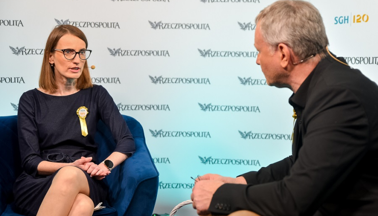 ekspertka udziela wywiadu dziennikarzowi w studiu SGH i dziennika „Rzeczpospolita"