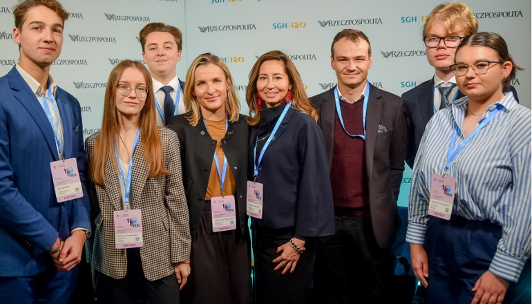 zdjęcie grupowe na tle ścianki z logami SGH i „Rzeczpospolitej"
