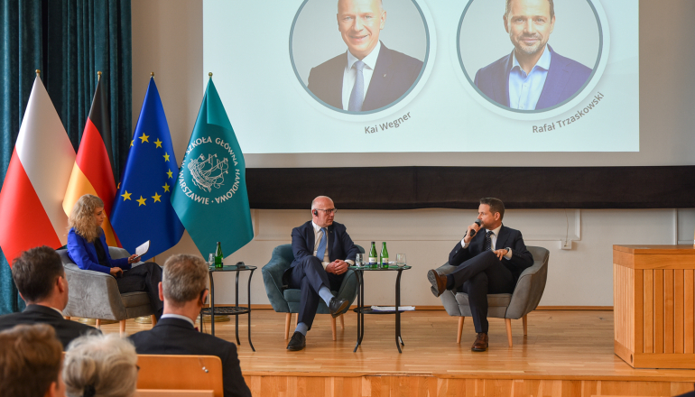 dwóch mężczyzn rozmawia na debacie