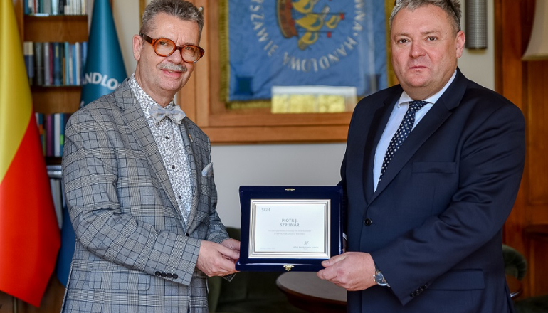 dwóch mężczyzn w garniturach ściska sobie ręce